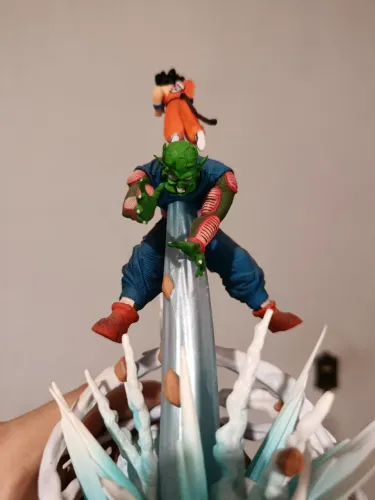 Escultura Dragon Ball Goku vs Piccolo - Diorama com Efeito Luminoso