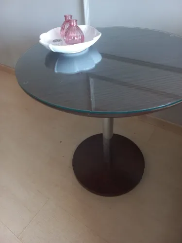 Mesa de canto lateral em vidro,metal e madeira,elegante e muito bem conservada