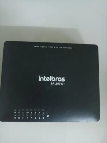 Switch Intelbras SF 1600 Q+ preto com 16 portas Fast Ethernet.