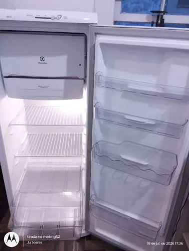 *Geladeira Electrolux RE31, 127V* - Semi Nova (Motivo: mudança para localidade 220V ))
