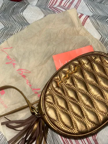 BOLSA LUIZA BARCELOS REDONDA EM  COURO METALIZADO OURO VELHO