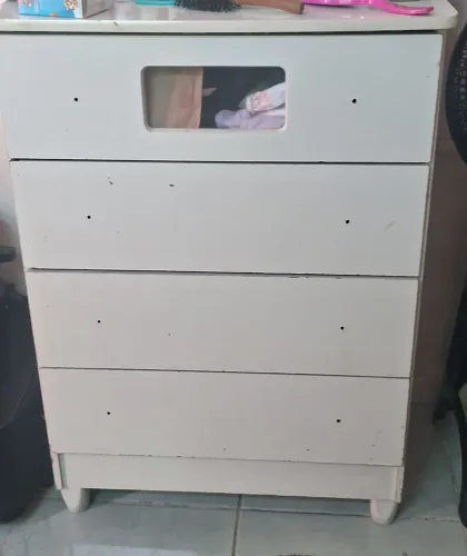 Vendo uma cômoda com avarias