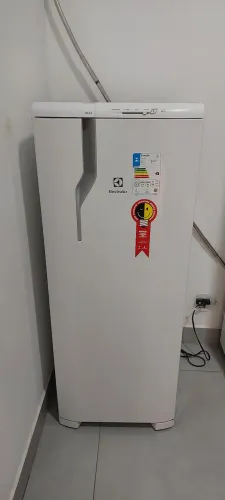 Geladeira eletrolux RE 31super nova somente 2 anos de uso