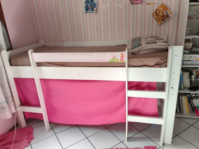 Cama infantil cabana com escorregador.