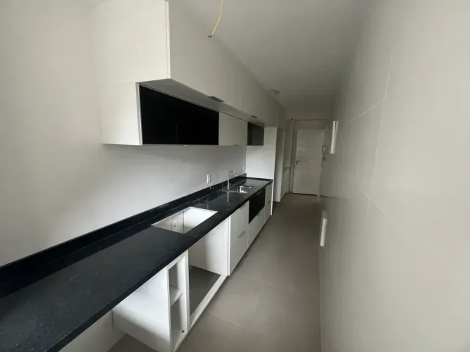 IMÓVEL FLAMENGO,COM TRÊS QUARTOS,SENDO UMA SUÍTE,LAVABO,COZINHA PLANEJADA,PRÉDIO NOVO,TOTA