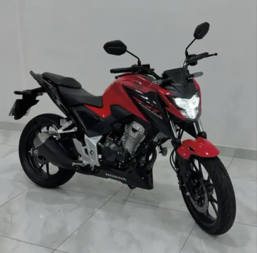 Honda CB300F Twister pronta para transferência