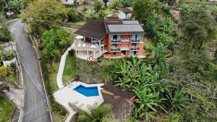 Linda Casa com piscina em Condomínio de Luxo Angra dos Reis/RJ
