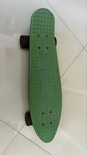 skate minilong verde e roda marrom mini cruiser