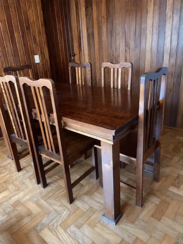 Mesa de jantar e 6 cadeiras em madeira
