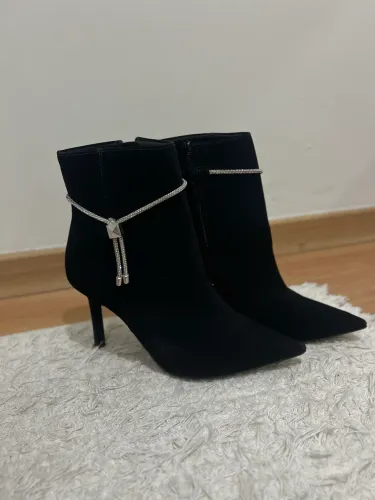 Bota de salto e bico fino preta