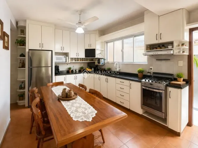 Casa Ampla com Vista para o Mar na Agronômica 7 Dormitórios e 5 Vagas
