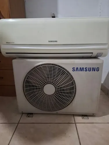 Vendo esse ar condicionado Sprinter 9mil BTU funcionando perfeitamente com controle