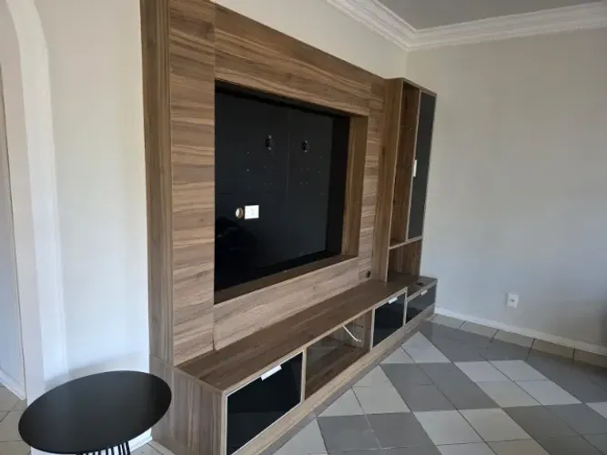 Painel de tv com rack integrado e cristaleira, painel home theater