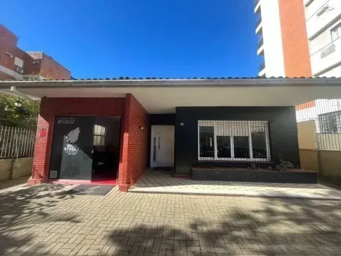 Excelente Casa Comercial com 4 salas , e 3 vagas de garagem com 250m³² para locação, em ót