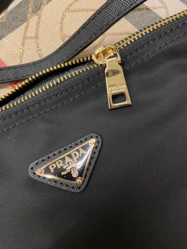 Bolsa inspiração Prada preta com alças de couro legítimo 