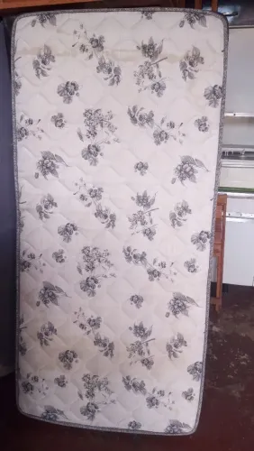 COLCHÃO DE SOLTEIRO USADO FLORAL EM BOM ESTADO ESTRUTURA POR BAIXO DELE GROSSA E FIRME
