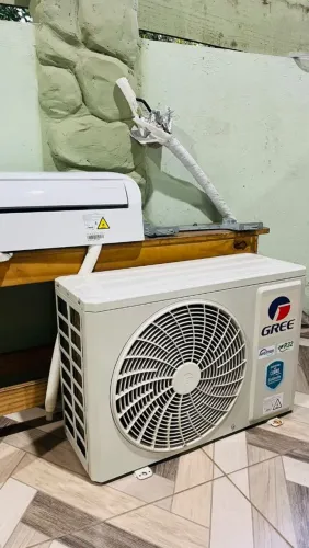 Ar-Condicionado Gree Inverter 12.000 BTUs - 1 Ano de Uso (Completo com Caixas)