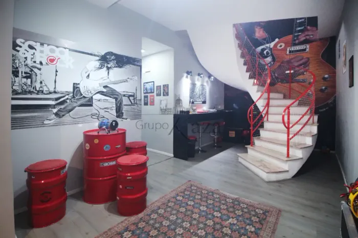 Casa - Vila Nova Conceição - 5 Dormitórios - 210m².