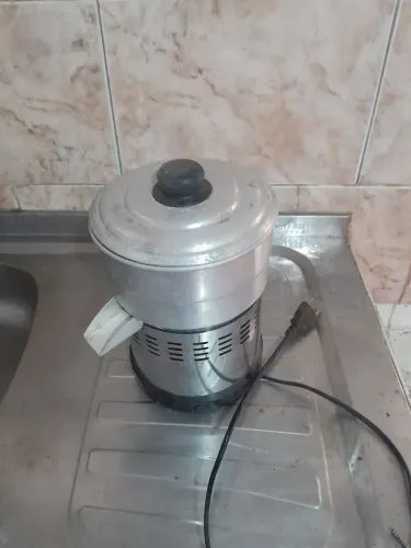 Espremedor de laranja elétrico