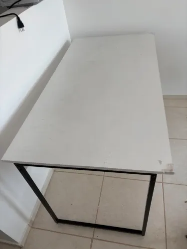 Mesa com dois bancos