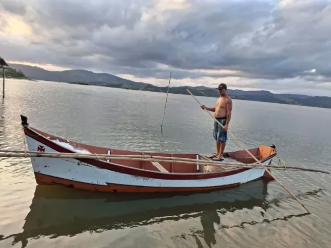 VENDO BOTE 5,5METROS POR 1,5METROS DE LARGURA / MOTOR 75