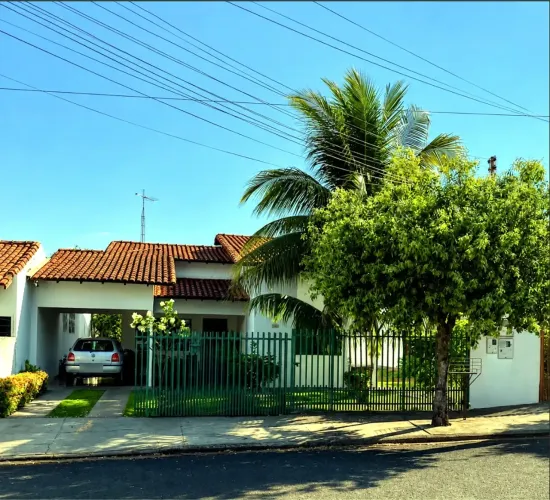 Casa para venda tem 132 metros quadrados com 3 quartos em Centro - Tangará da Serra - Mato