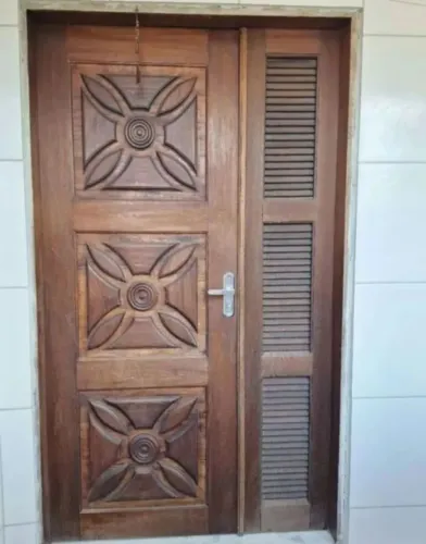 Porta de madeira muiracatiara