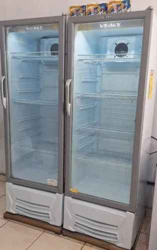 Vendo expositores semi novos