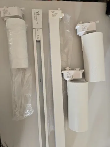 KIT trilho eletrificado + 3 spots + 1 luminária bastão difusa 3000k