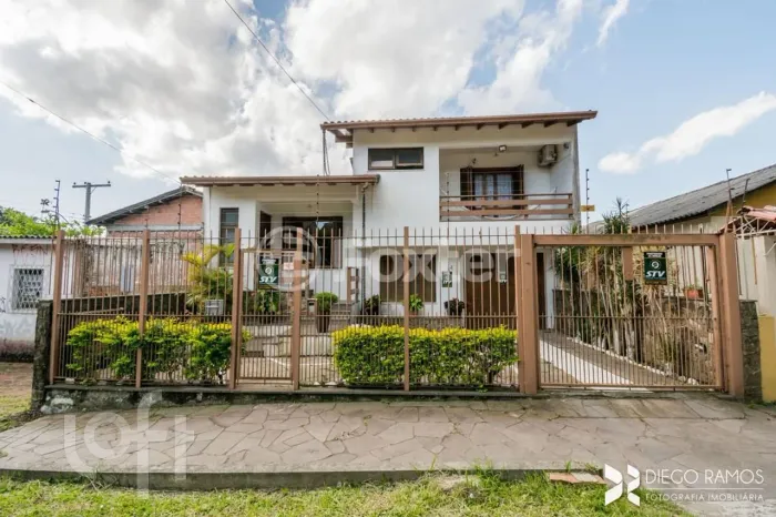 Casa à venda em Vila Ipiranga com 270 m², 4 quartos, 1 suíte, 4 vagas