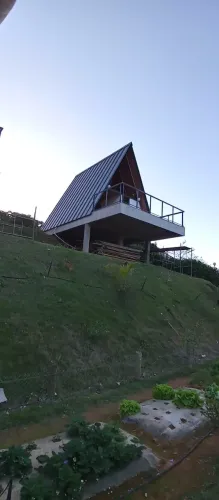 Telhado, mezanino, escadas, estruturas metálicas em geral.