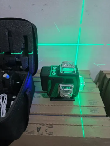 NÍVEL LASER 16 LINHAS+2 BATERIAS E VARIOS ACESSÓRIOS