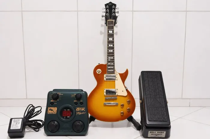 Kit completo Guitarra SX Les Paul+Pedaleira Zoom K1Kiko Loureiro+Whawha Hellbabe Behringer