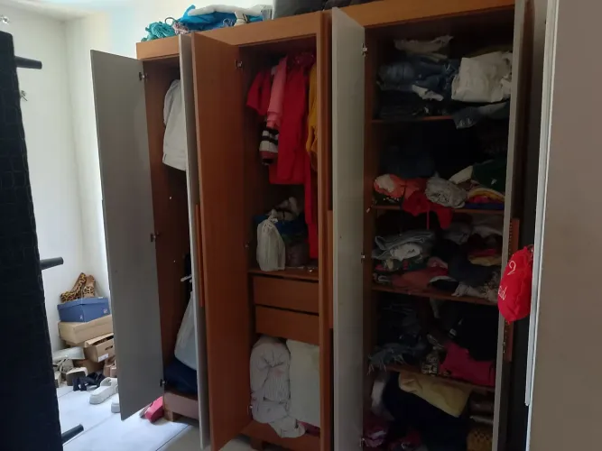 Vendo um Guarda roupa de 6 portas, com 2 meses de uso sem marcas ou arranhões.