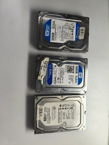 3 HDs western digital.