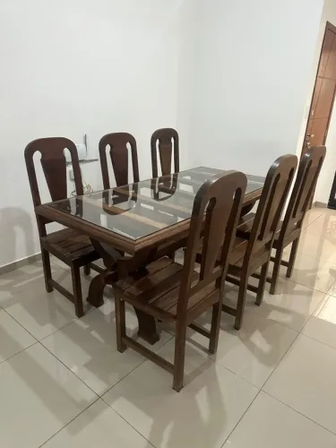 Mesa de Jantar com Tampo de Vidro e 6 Cadeiras de Madeira