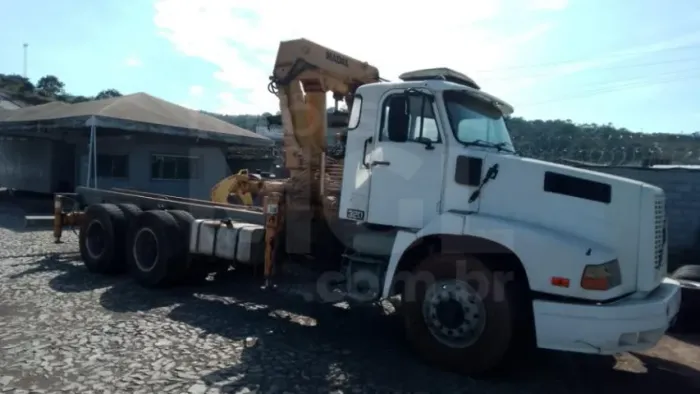 ITAÚNA/MG- CAMINHÃO VOLVO NL10 320 6X4 R EDC COM MUNCK MADAL 43 1998/1998- PA13039