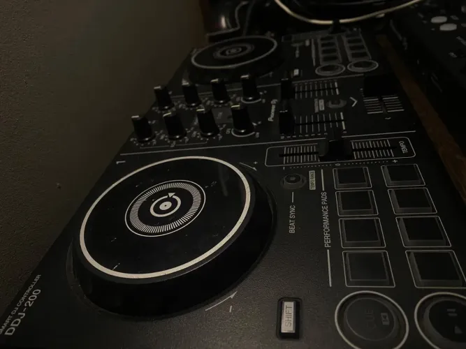 DDJ 200 CONTROLADORA PARA DJ EM OTIMO ESTADO SEM DEFEITO