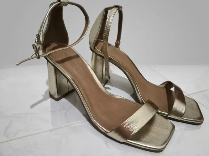 Vende- Sandália Feminina Dourada Metalizada