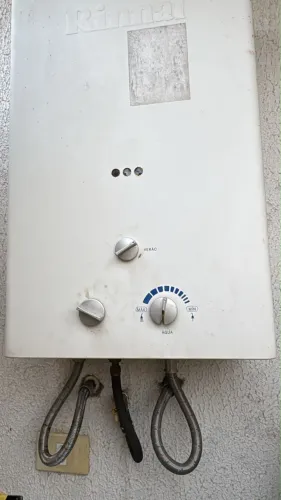 Aquecedor a gas usado Rinnai funcionando