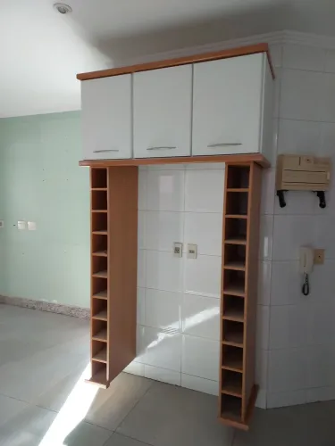 Armarios em fórmica para geladeira com porta vinho