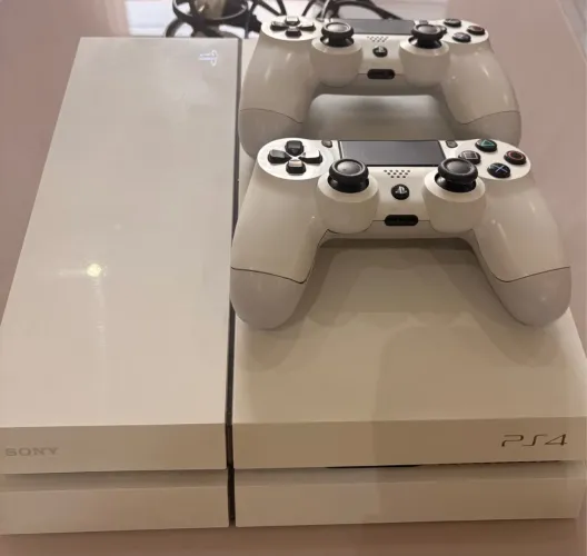 PlayStation 4 com 2 controle e 8 jogos originais 