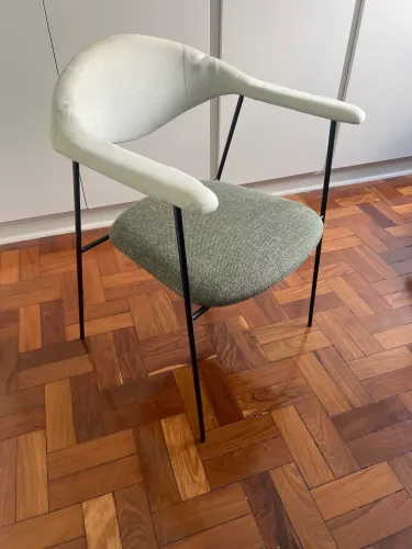 Vendo cadeira Agda de jantar com apoio de braço! Linda!