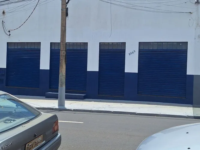 Aluga-se Salão Comercial
