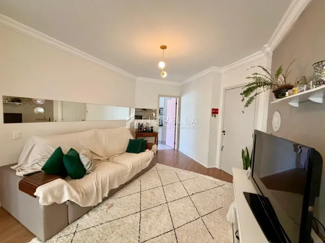 Apartamento à venda com 03 dormitórios, sendo 01 suíte no bairro Coqueiros - Florianópolis