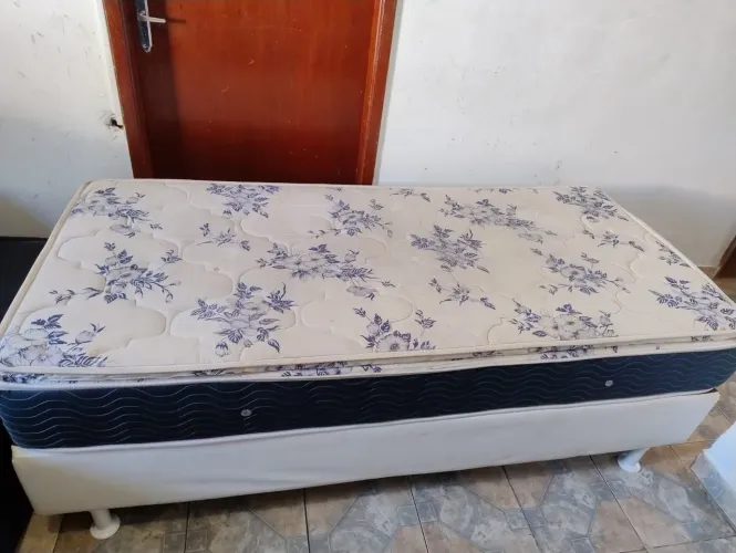 Cama solteiro mais colchão higienizado 