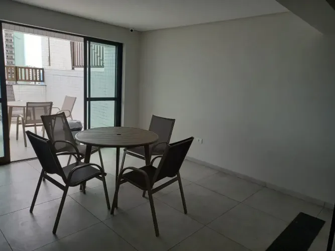 Ótima cobertura na avenuda com vista belíssima pra o mar