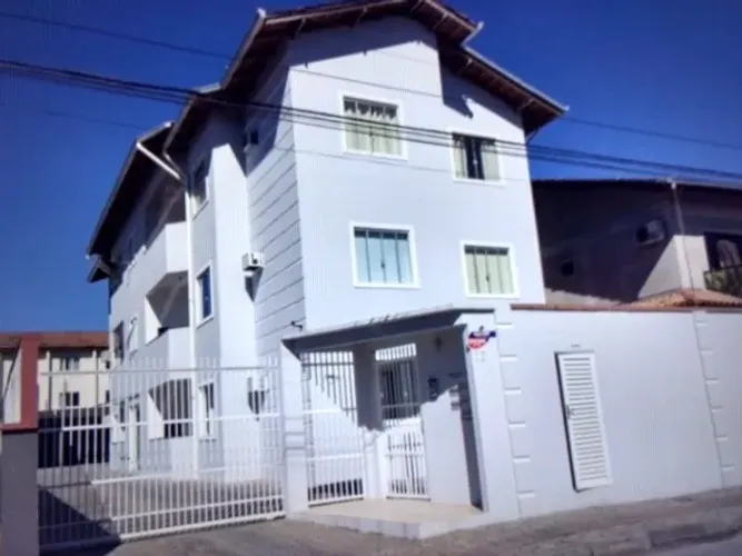 Apartamento no térreo 3 quartos 1 banheiro 1 vaga de garagem bairro Costa e Silva