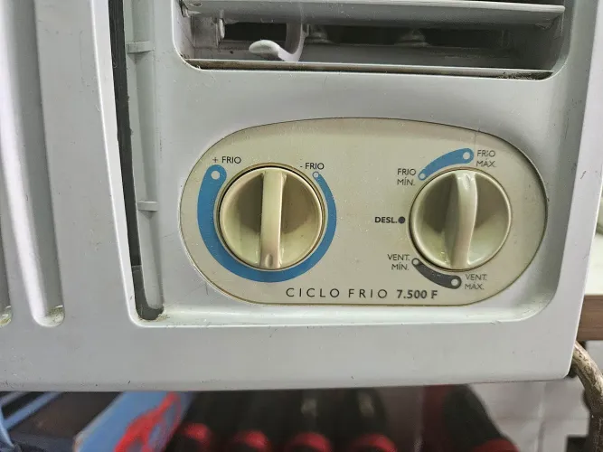 Ar condicionado de janela ACJ 7500BTU Electrolux.