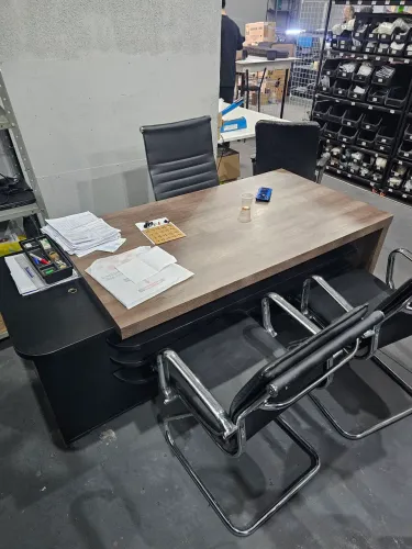 Vendo conjunto mesa e cadeiras de escritório. Mesa com 4 gavetas e 3 cadeiras